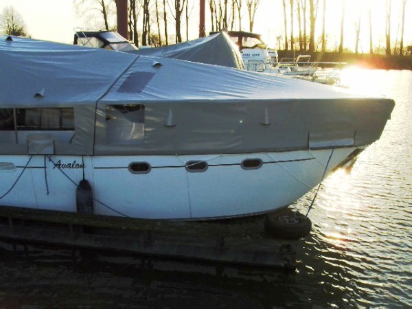 Motoryachten mit Winterverdeck, Ganzpersenning, Winterpersenning