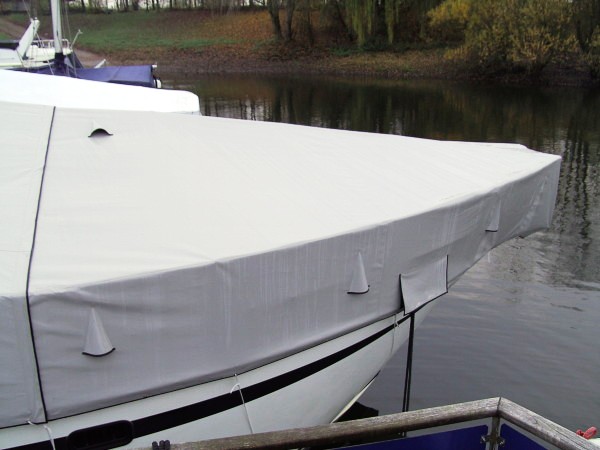 Motoryachten mit Winterverdeck, Ganzpersenning, Winterpersenning